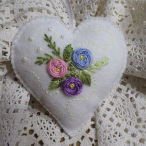 Hófehér hímzett virágos gyapjú filc szív., Otthon & Életmód, Dekoráció, Ajtó- és ablak dekoráció, Ablakdísz, Hímzés, MESKA