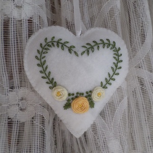 Hófehér hímzett virágos gyapjú filc szív., Otthon & Életmód, Dekoráció, Ajtó- és ablak dekoráció, Ablakdísz, Hímzés, MESKA