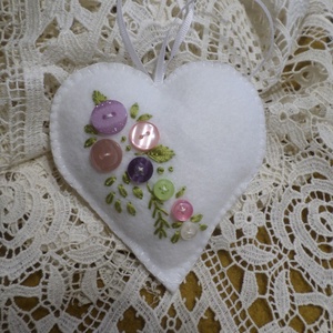 Hófehér gyapjú filc szív gombokkal, hímzéssel. Ajtó,-ablak,-kilincs dísz, dekoráció.  - Meska.hu