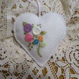 Hófehér gyapjú filc szív gombokkal, hímzéssel. Ajtó,-ablak,-kilincs dísz, dekoráció.  - Meska.hu