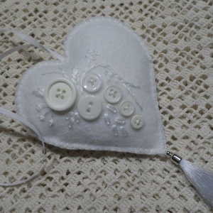 Hófehér gyapjú filc szív gombokkal, hímzéssel. Ajtó,-ablak,-kilincs dísz, dekoráció.  - Meska.hu