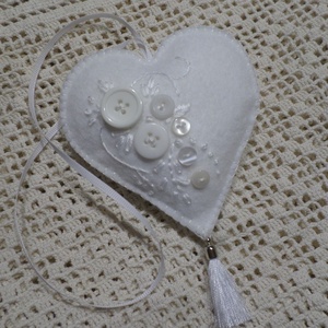 Hófehér gyapjú filc szív gombokkal, hímzéssel. Ajtó,-ablak,-kilincs dísz, dekoráció.  - Meska.hu