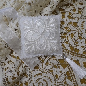 Hófehér csipkés gyapjú filc ajtó,-ablak,-kilincs dísz, dekoráció.  - Meska.hu