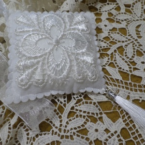 Hófehér csipkés gyapjú filc ajtó,-ablak,-kilincs dísz, dekoráció.  - otthon & életmód - dekoráció - ajtó- és ablak dekoráció - ablakdísz - Meska.hu