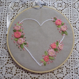 Hímzett virágos kép hímzőkeretben.  - Meska.hu