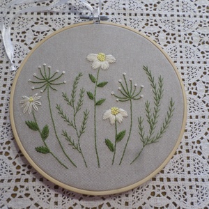 Hímzett virágos kép hímzőkeretben.  - Meska.hu