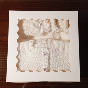 Fehér babaváró szett - méhecskés( baba kardigán, sapka, cipő, 56-62-es méret) - ruha & divat - babaruha & gyerekruha - gyerek kabát, dzseki - Meska.hu