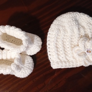 Fehér babaváró szett - méhecskés( baba kardigán, sapka, cipő, 56-62-es méret) - ruha & divat - babaruha & gyerekruha - gyerek kabát, dzseki - Meska.hu