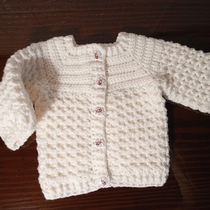 Fehér babaváró szett - méhecskés( baba kardigán, sapka, cipő, 56-62-es méret) - ruha & divat - babaruha & gyerekruha - gyerek kabát, dzseki - Meska.hu