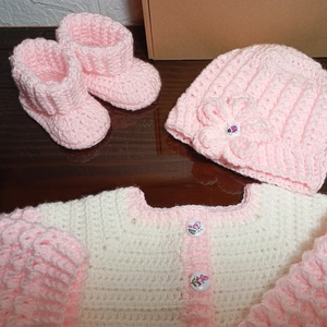 Rózsaszíntörtfehér baba kardigán, sapka és kiscipő - 6-9 hónapos babának - ruha & divat - babaruha & gyerekruha - gyerek kabát, dzseki - Meska.hu