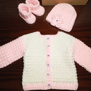 Rózsaszíntörtfehér baba kardigán, sapka és kiscipő - 6-9 hónapos babának - ruha & divat - babaruha & gyerekruha - gyerek kabát, dzseki - Meska.hu
