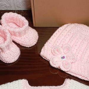 Rózsaszíntörtfehér baba kardigán, sapka és kiscipő - 6-9 hónapos babának - ruha & divat - babaruha & gyerekruha - gyerek kabát, dzseki - Meska.hu