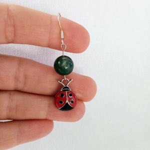 Katica - Ladybird fülbevaló ásványgyönggyel - ékszer - fülbevaló - lógó fülbevaló - Meska.hu