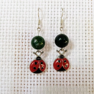 Katica - Ladybird fülbevaló ásványgyönggyel - ékszer - fülbevaló - lógó fülbevaló - Meska.hu