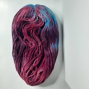 Bíbor színű vadszilva kézzel festett gyapjú fonal 200 g-os motring - kellékek & szerszámok - rövidáru - fonal, cérna - gyapjúfonal - Meska.hu