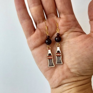 Retro Cola fülbevaló ásványgyöngyökkel díszítve - ékszer - fülbevaló - lógó fülbevaló - Meska.hu