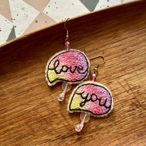 Love you fülbevaló, Ékszer, Fülbevaló, Lógó fülbevaló, Hímzés, MESKA
