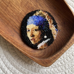 Lány gyöngy fülbevalóval kitűző - foglalt - ékszer - kitűző és bross - Meska.hu