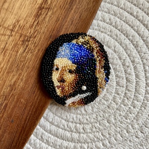 Lány gyöngy fülbevalóval kitűző - foglalt - ékszer - kitűző és bross - Meska.hu