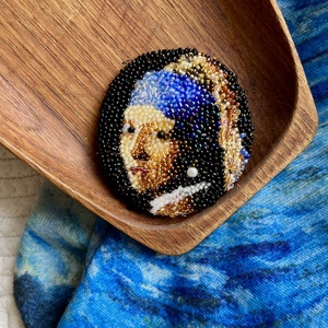 Lány gyöngy fülbevalóval kitűző - foglalt - ékszer - kitűző és bross - Meska.hu