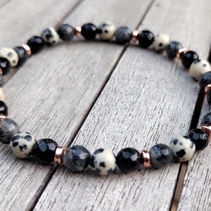 Dalmata jáspis ásványgyöngy karkötő - ékszer - karkötő - gyöngyös karkötő - Meska.hu