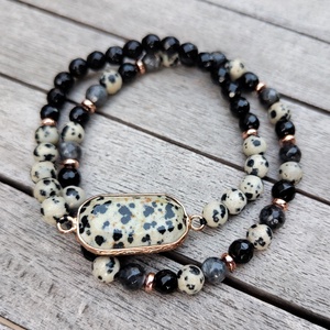 Dalmata jáspis ásványgyöngy karkötő - ékszer - karkötő - gyöngyös karkötő - Meska.hu