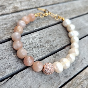 Ásványgyöngy karkötő tenyésztett gyönggyel, Ékszer, Karkötő, Gyöngyös karkötő, Ékszerkészítés, 8 mm barack holkő és édesvízi gyöngy karkötő, rozsdamentes acél szerelékkel. Cirkónia gömb gyönggye..., MESKA