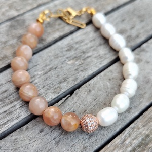 Ásványgyöngy karkötő tenyésztett gyönggyel - ékszer - karkötő - gyöngyös karkötő - Meska.hu
