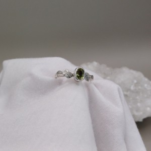 Nature Details - Örökzöld lehellet - kézzel vésett ezüst gyűrű peridottal - ékszer - gyűrű - szoliter gyűrű - Meska.hu