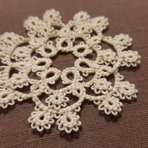 Momo frivolitás/hajós csipke lógó karácsonyfadísz - karácsony - karácsonyi lakásdekoráció - karácsonyfadíszek - Meska.hu