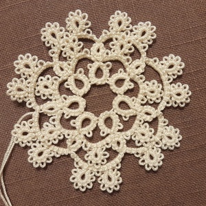 Momo frivolitás/hajós csipke lógó karácsonyfadísz - karácsony - karácsonyi lakásdekoráció - karácsonyfadíszek - Meska.hu