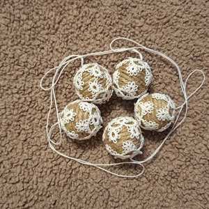 Karácsonyi lógó csipkés gömb - karácsony - karácsonyi lakásdekoráció - karácsonyi lakásdíszek - Meska.hu