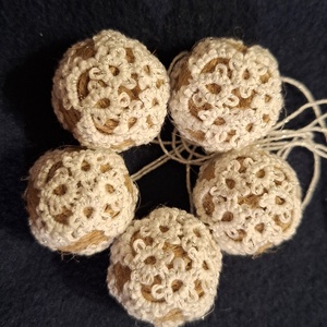 Karácsonyi lógó csipkés gömb - karácsony - karácsonyi lakásdekoráció - karácsonyi lakásdíszek - Meska.hu