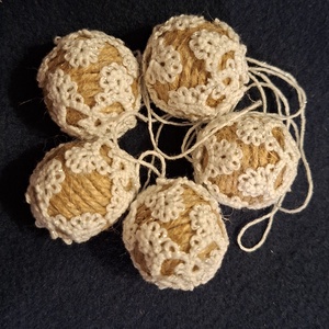 Karácsonyi lógó csipkés gömb - karácsony - karácsonyi lakásdekoráció - karácsonyi lakásdíszek - Meska.hu