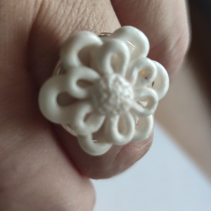 Fehér virág alakú gyűrű , Ékszer, Gyűrű, Statement gyűrű, Ékszerkészítés, MESKA