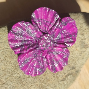 Sötét magenta színű, ezüsttel díszített, öt szirmú virág alakú bross  - ékszer - kitűző és bross - kitűző - Meska.hu