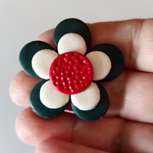 Kokárda kicsit másként- virág alakú, polimer gyurmából készült - ékszer - kitűző és bross - kitűző - Meska.hu