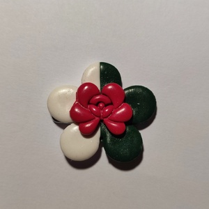 Kokárda kicsit másként- virág alakú,, matyó stílusú virággal díszített, polimer gyurmából készült - Meska.hu