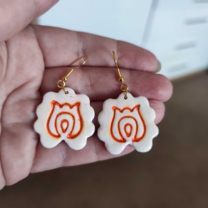 Matyó tulipán mintás,  festett fülbevaló - Meska.hu