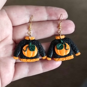 Pulóver formájú, fekete fülbevaló halloween tök díszítéssel - ékszer - fülbevaló - lógó fülbevaló - Meska.hu