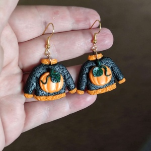 Pulóver formájú, fekete fülbevaló halloween tök díszítéssel - ékszer - fülbevaló - lógó fülbevaló - Meska.hu