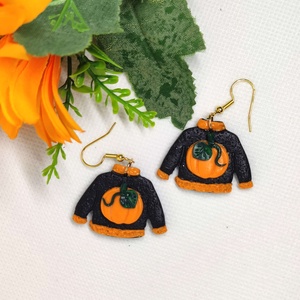 Pulóver formájú, fekete fülbevaló halloween tök díszítéssel - ékszer - fülbevaló - lógó fülbevaló - Meska.hu