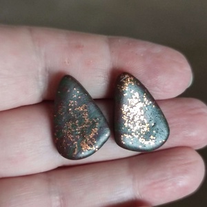 Csillogó bronz vese alakú bedugós fülbevaló - modern elegancia - ékszer - fülbevaló - pötty fülbevaló - Meska.hu