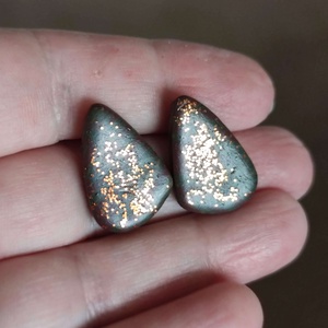 Csillogó bronz vese alakú bedugós fülbevaló - modern elegancia - ékszer - fülbevaló - pötty fülbevaló - Meska.hu