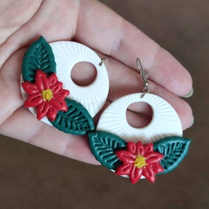 Mikulásvirággal díszített fehér kör fülbevaló - ékszer - fülbevaló - lógós kerek fülbevaló - Meska.hu