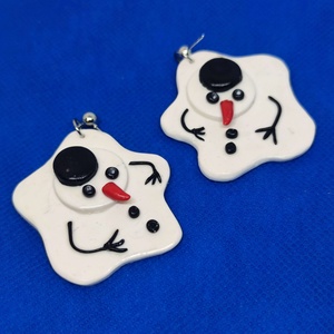 Olvadó Hóemberke fülbevaló - ékszer - fülbevaló - lógó fülbevaló - Meska.hu