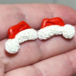 Mikulás-sapi pontfülbevaló - ékszer - fülbevaló - pötty fülbevaló - Meska.hu