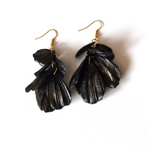 Éjfekete szirmok fülbevaló, Ékszer, Fülbevaló, Lógó fülbevaló, Ékszerkészítés, MESKA