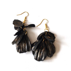 Éjfekete szirmok fülbevaló - ékszer - fülbevaló - lógó fülbevaló - Meska.hu