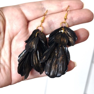 Éjfekete szirmok fülbevaló - ékszer - fülbevaló - lógó fülbevaló - Meska.hu